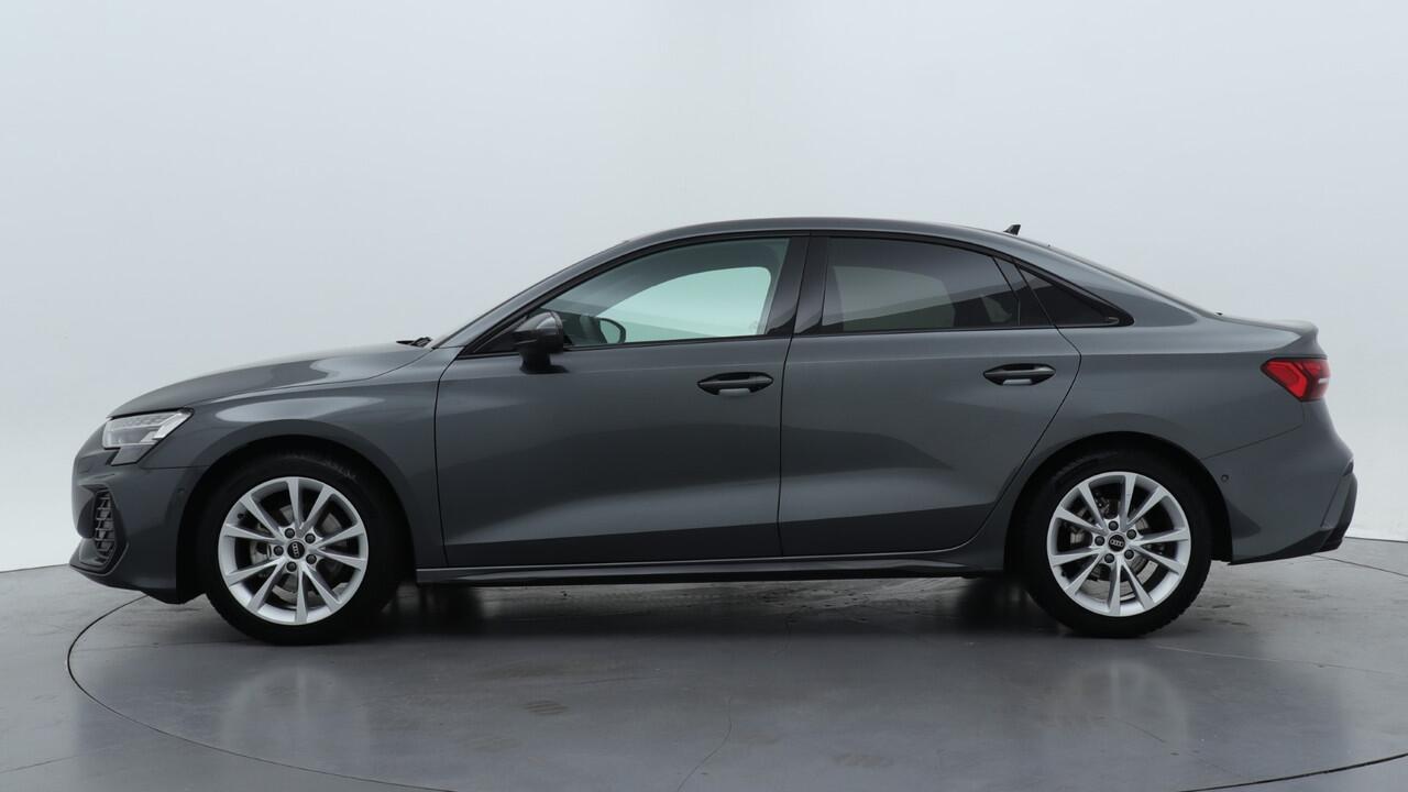 Audi A3 Limousine 30 TFSI S edition | PDC V+A | Camera | Zwart optiek | Audi Sound | Privacy glas |