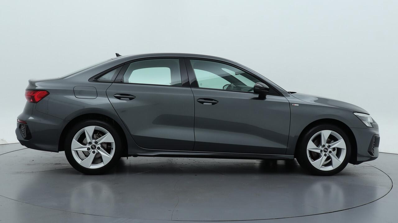 Audi A3 Limousine 30 TFSI S edition | Zwart optiek | LMV | PDC | Navigatie | Carplay |