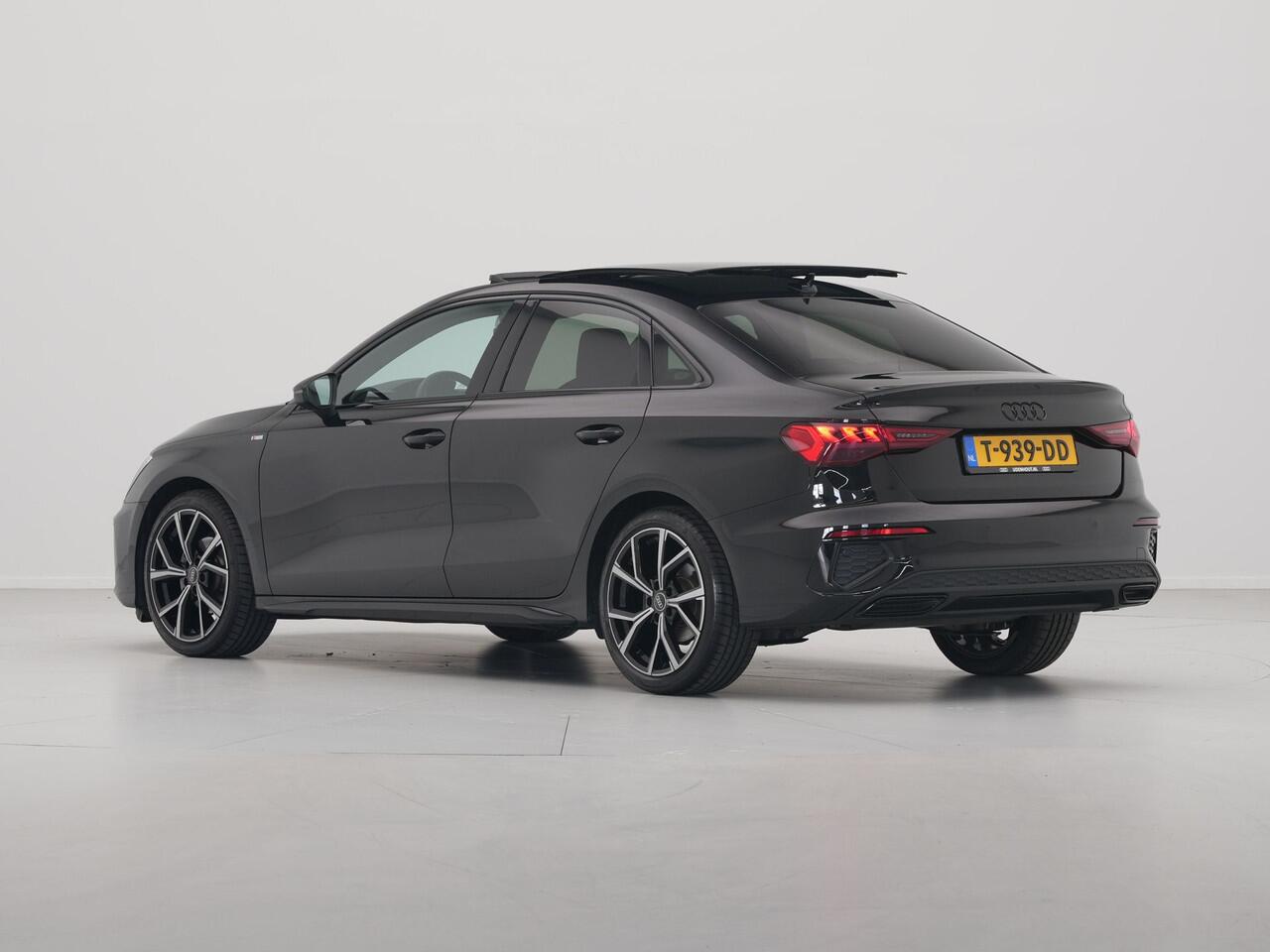 Audi A3 Limousine 35 TFSI 150pk S-Tronic S-Line edition Panorama Navigatie Acc Led 22