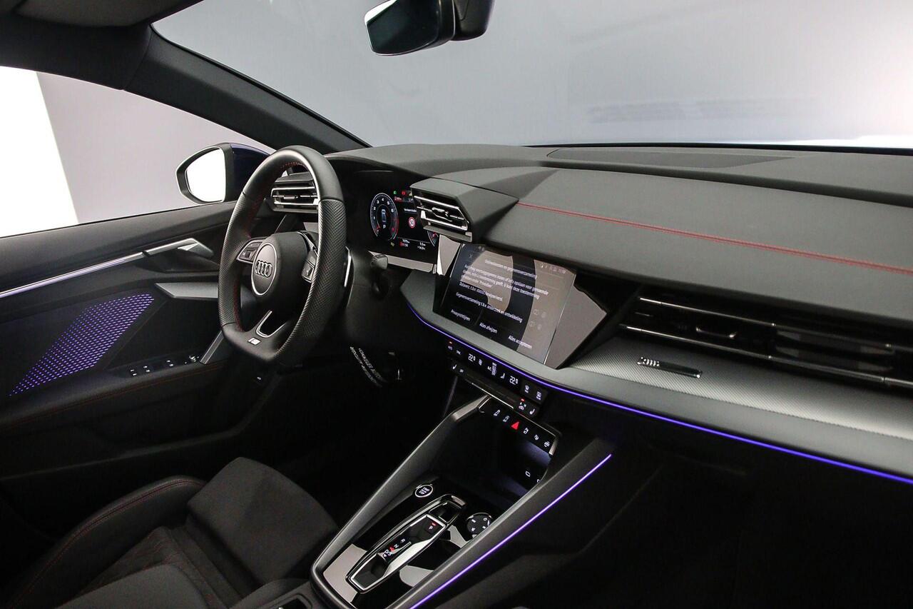Audi A3 Limousine 30 TFSI S Edition | Trekhaak | Carbon | Sonos | Grootlichtassist | Adapt. Cruise | Sfeerverlichting | 18 inch | S Line