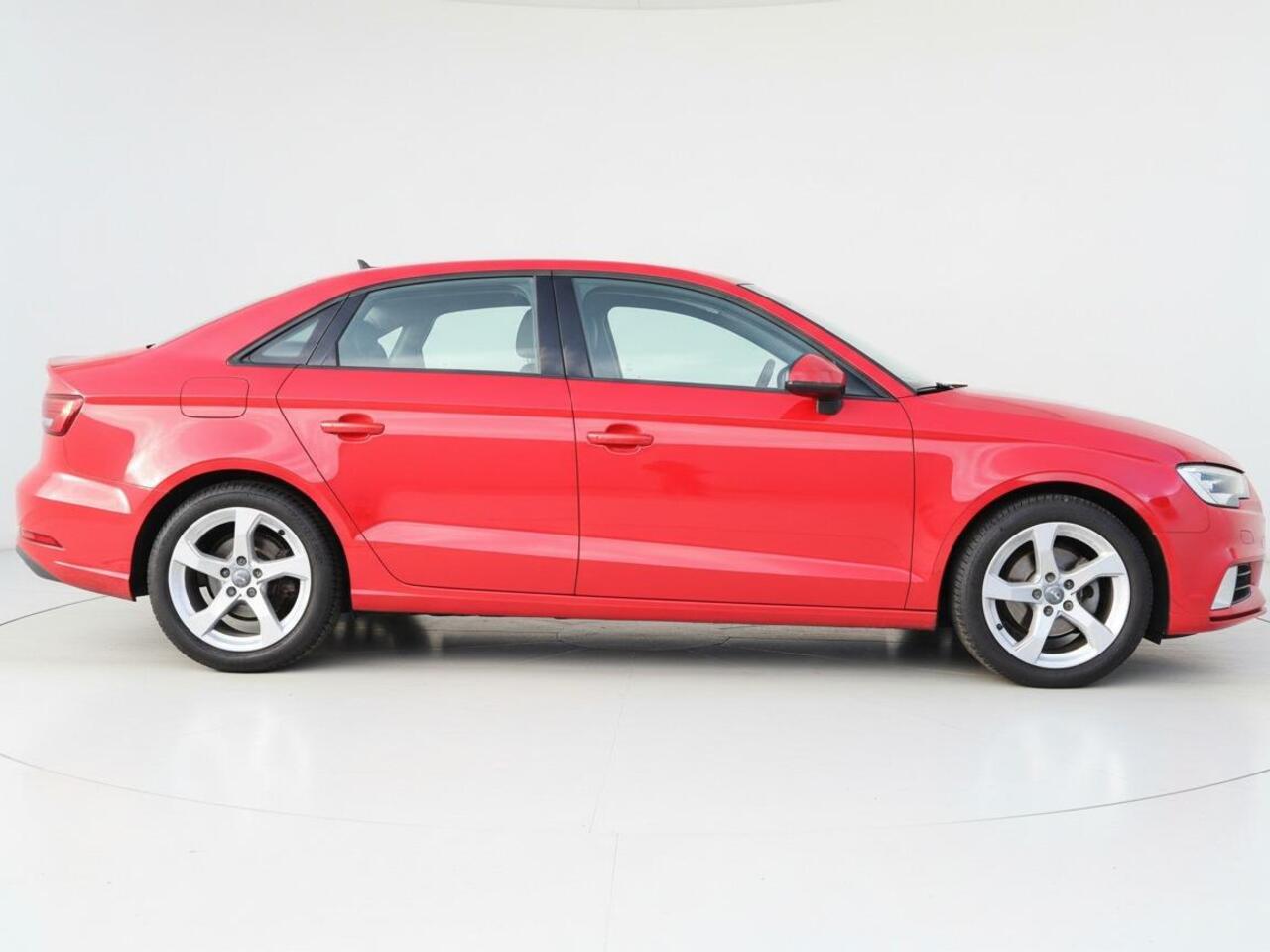 Audi A3 Limousine 35 TFSI Business edition | Clima | Cruise | Multimedia/Navi | PDC + Camera |