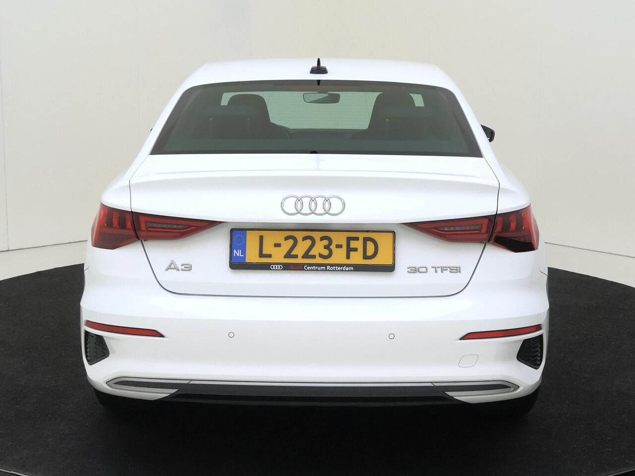 Audi A3 Limousine 30 TFSI Business edition | Full LED verlichting | Navigatie Plus | Cruise control | Draadloze telefoonlader | CarPlay | Digital cockpit | Parkeersensoren achter |