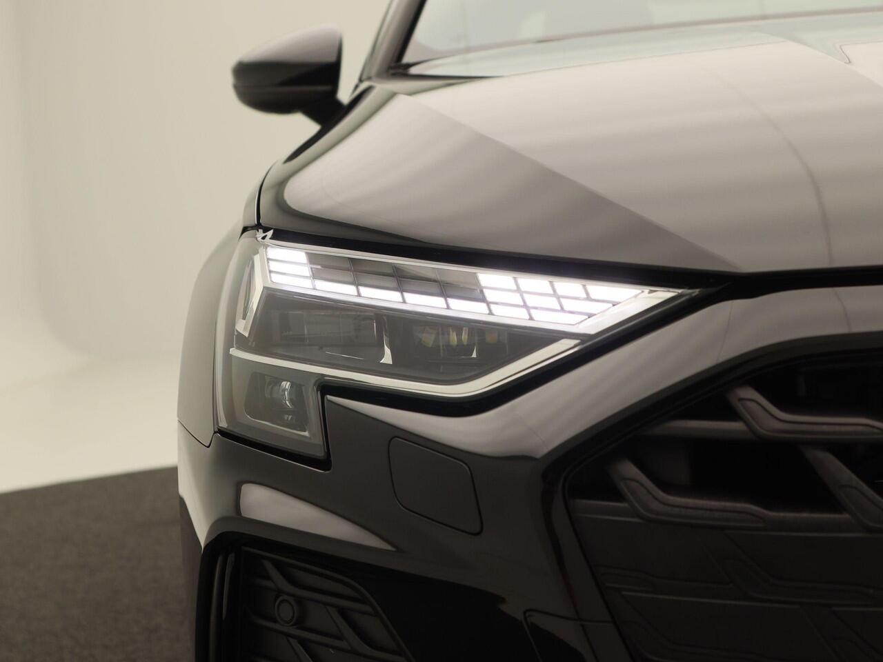 Audi A3 Limousine 30 TFSI | S edition | | 18 inch velgen | Privacyglas | Sonos 3d | Zwart optiek |