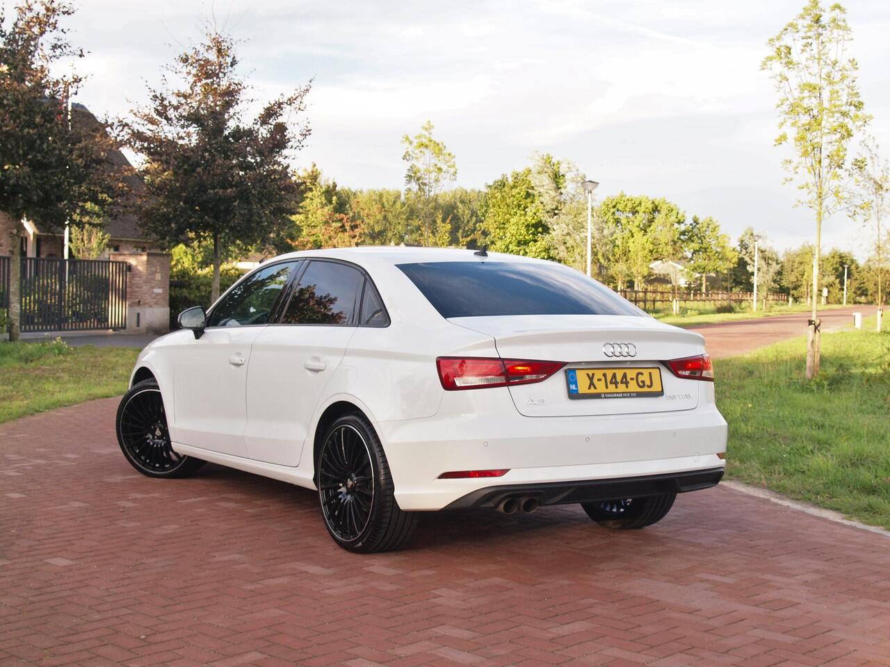 Audi A3 Limousine 35 TFSI CoD Pro Line | 19 Inch | Navigatie | Privacy glas |
