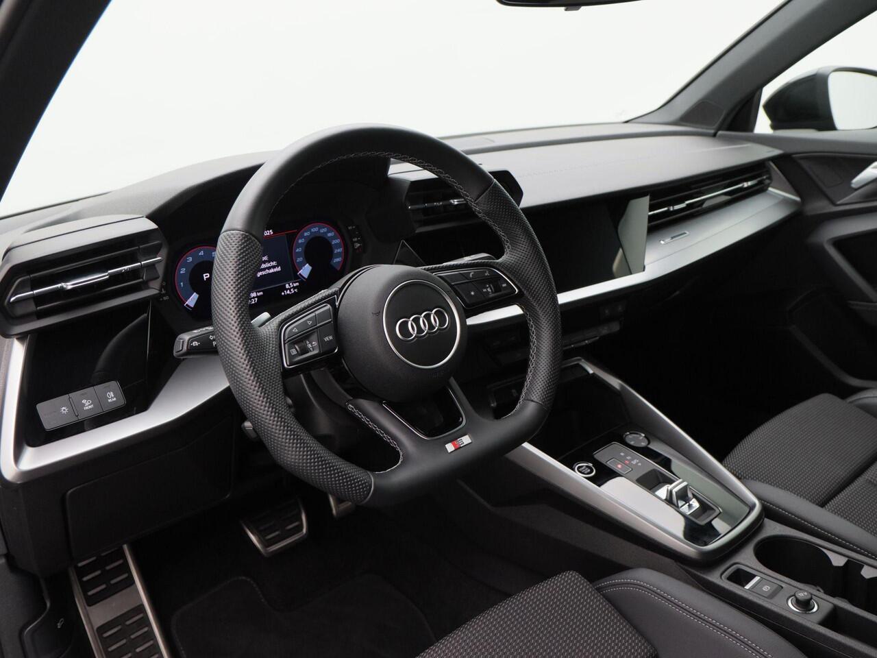 Audi A3 Limousine 30 TFSi Automaat S-Line Automaat | Zwart Optiek | LED | Keyless | Navigatiesysteem | CarPlay | Digitaal Dashboard | Adaptive Cruise | 18 Inch | 11.292 Km!!