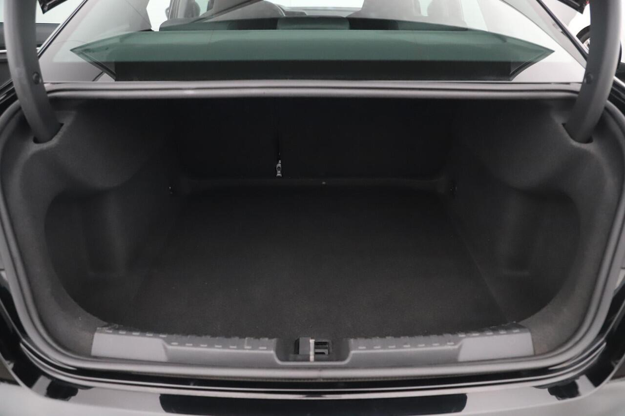 Audi A3 Limousine 30 TFSI Advanced edition Automaat 18 inch RS Look Velgen Sportstoelen Full LED Navigatie Carplay Android Clima Cruise Lane Assist