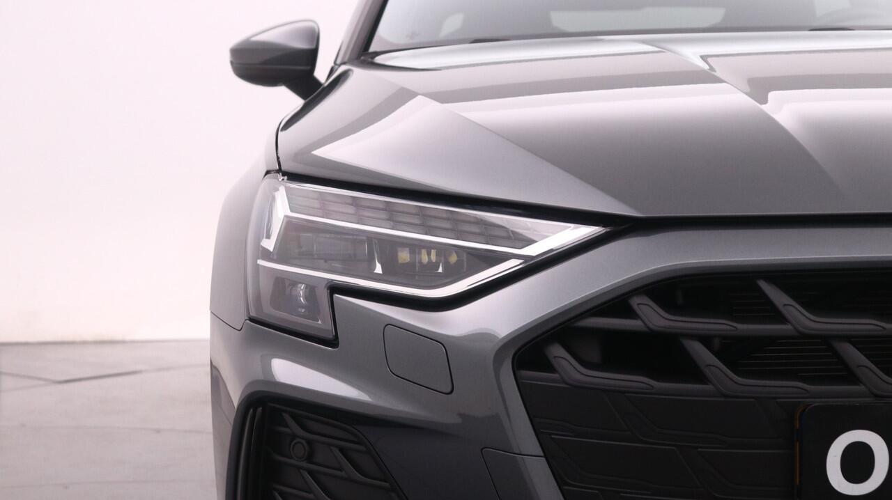 Audi A3 Limousine 30 TFSI S edition | PDC V+A | Camera | Zwart optiek | Audi Sound | Privacy glas |