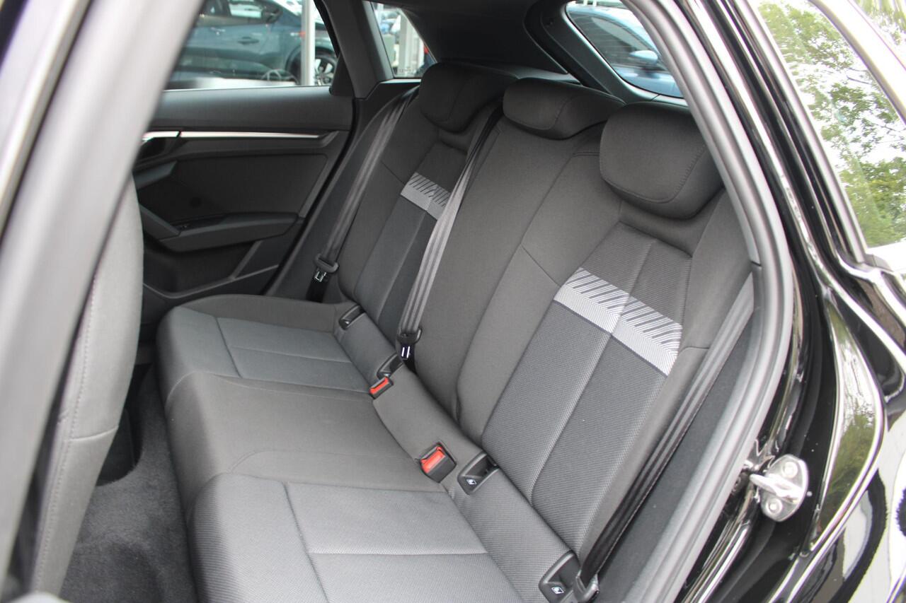 Audi A3 SPORTBACK 30 TFSI Business edition | Panoramadak | Navigatiesysteem | S-line | Automaat