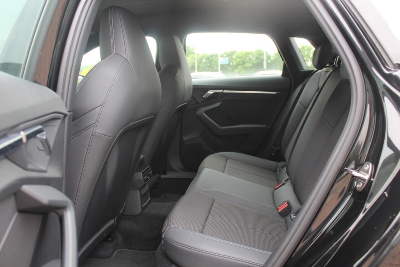 Audi A3 SPORTBACK 45 TFSI e S edition Competition / Trekhaak / Panoramadak / CarPlay / Matrix LED / Keyless / Parkeerhulp V+A / 18'' / Half leder / Navigatie / DAB / Dodehoek / Stoelverwarming / ACC