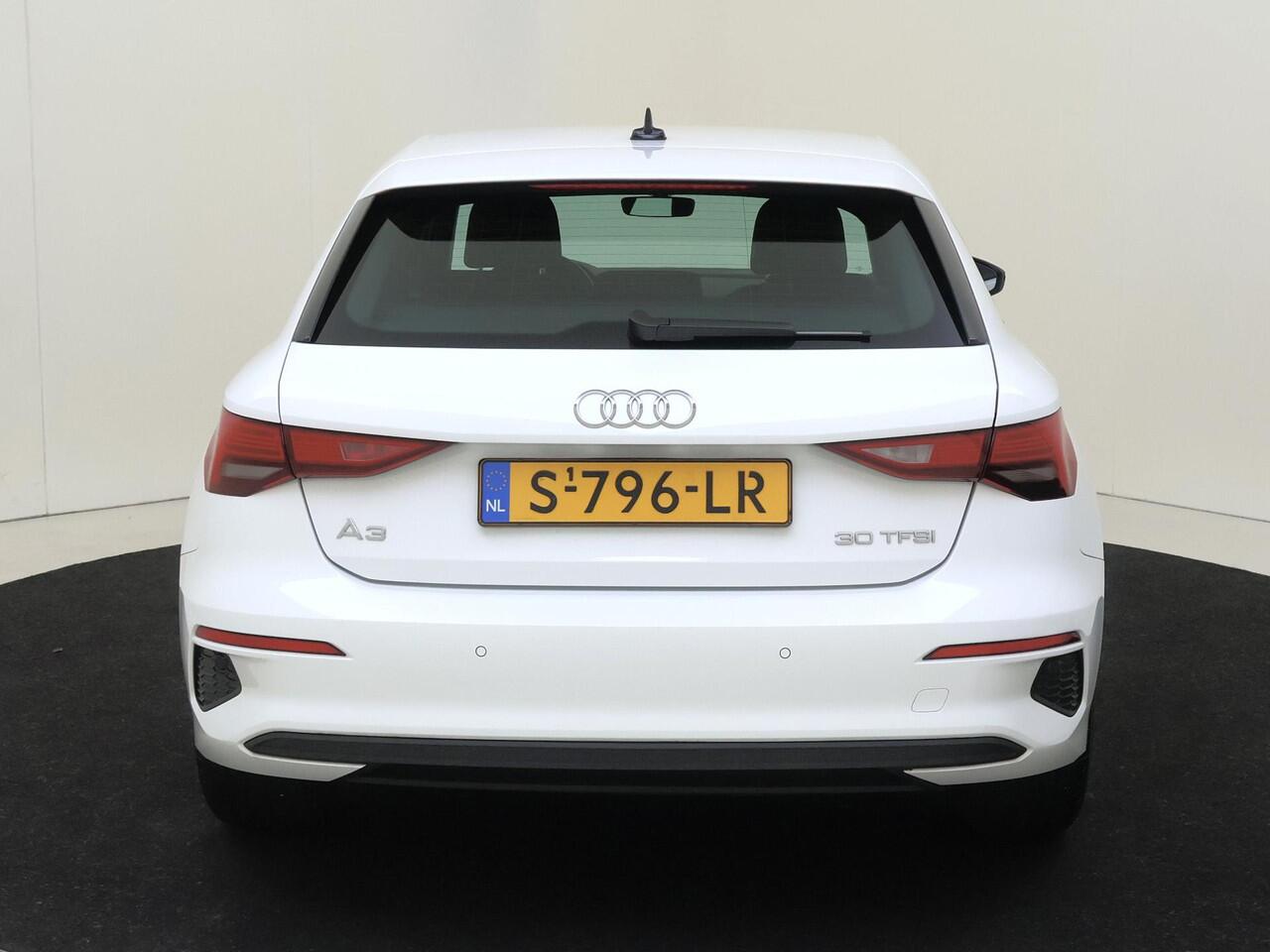 Audi A3 SPORTBACK 30 TFSI Attitude | CarPlay | Draadloze telefoonlader | Cruise control | Virtual cockpit | Parkeersensoren achter | Lane- en frontassist |