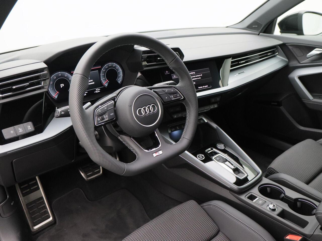 Audi A3 SPORTBACK 35 TFSI | S edition | | Privacy glas | Sonos 3d | 19 inch | Comfortsleutel | Matrix Led |