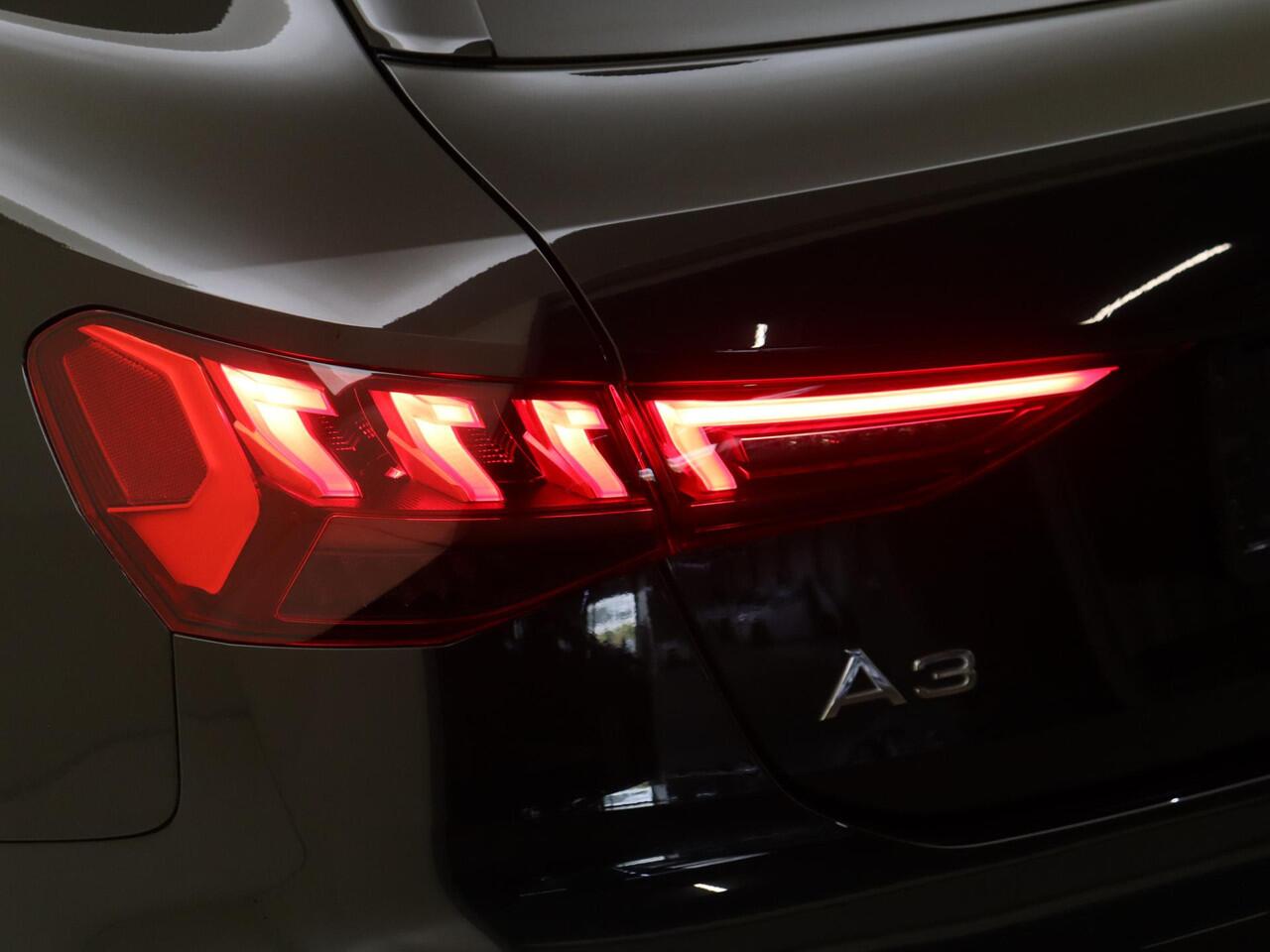 Audi A3 SPORTBACK 45 TFSI e S edition Competition | Virtual cockpit Plus | Keyless | Parkeerasisstent | Stoelverwarming | Adaptieve cruise control | Navigatie Plus | Full LED verlichting |