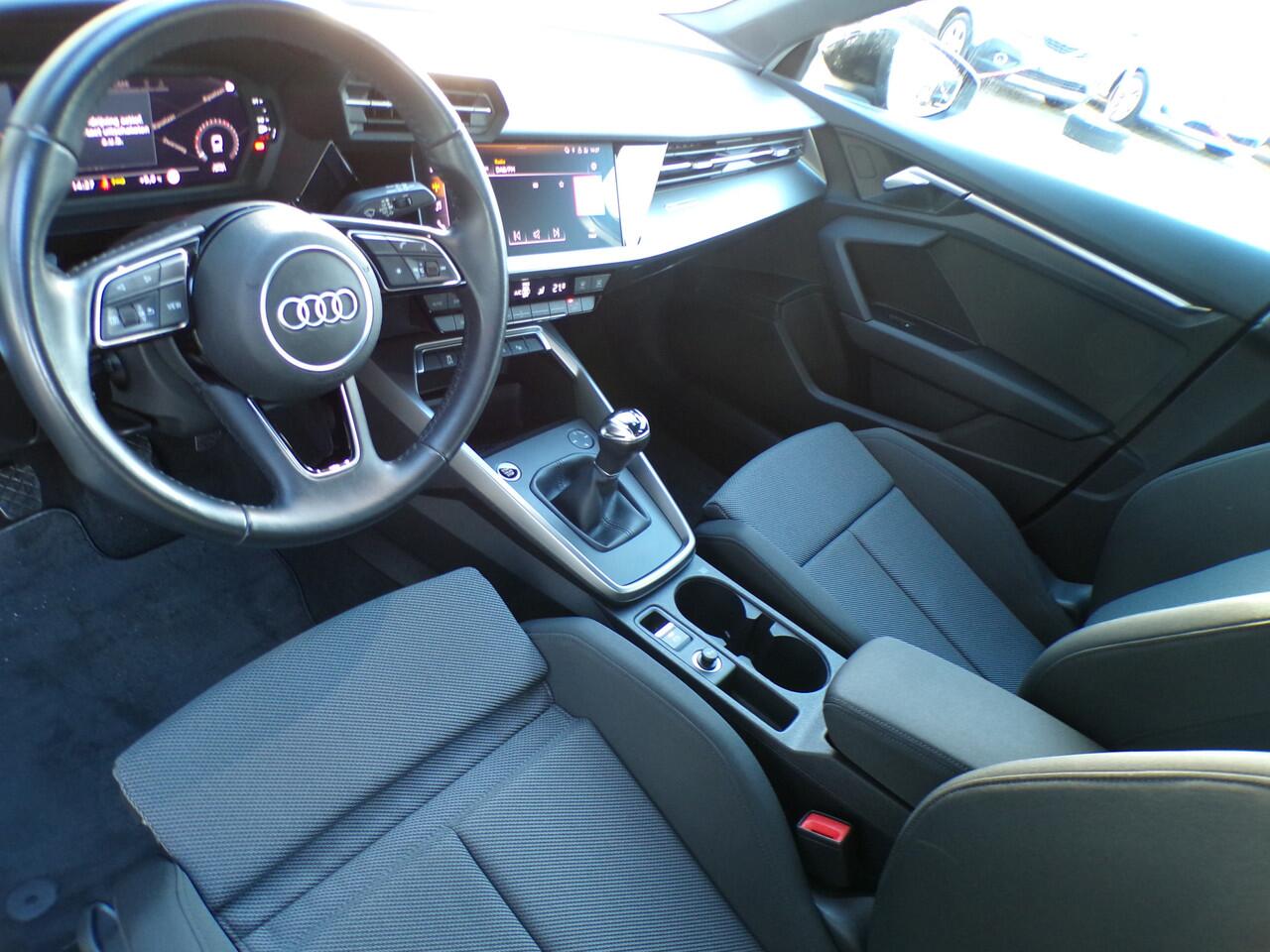 Audi A3 SPORTBACK 35 TFSI Business Edition, Full LED / Carplay + Android Auto / Camera + Sensoren / Climate control / 17' Velgen