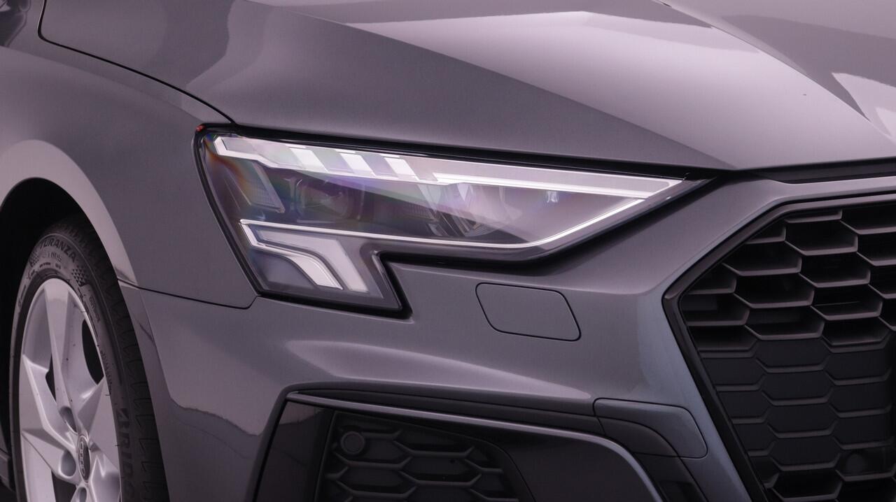 Audi A3 SPORTBACK 30 TFSI S edition | Zwart Optiek | 17" LMV | Phone box | PDC |