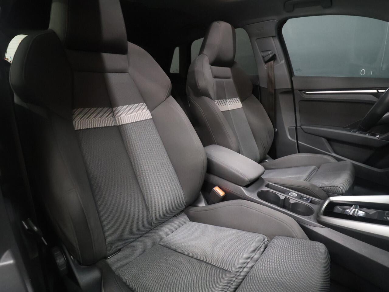 Audi A3 SPORTBACK 30 TFSI Sport [PANORAMADAK, APPLE CARPLAY, VERKEERSBORDDETECTIE, DIGITAL DASHBOARD,NIEUWSTAAT]