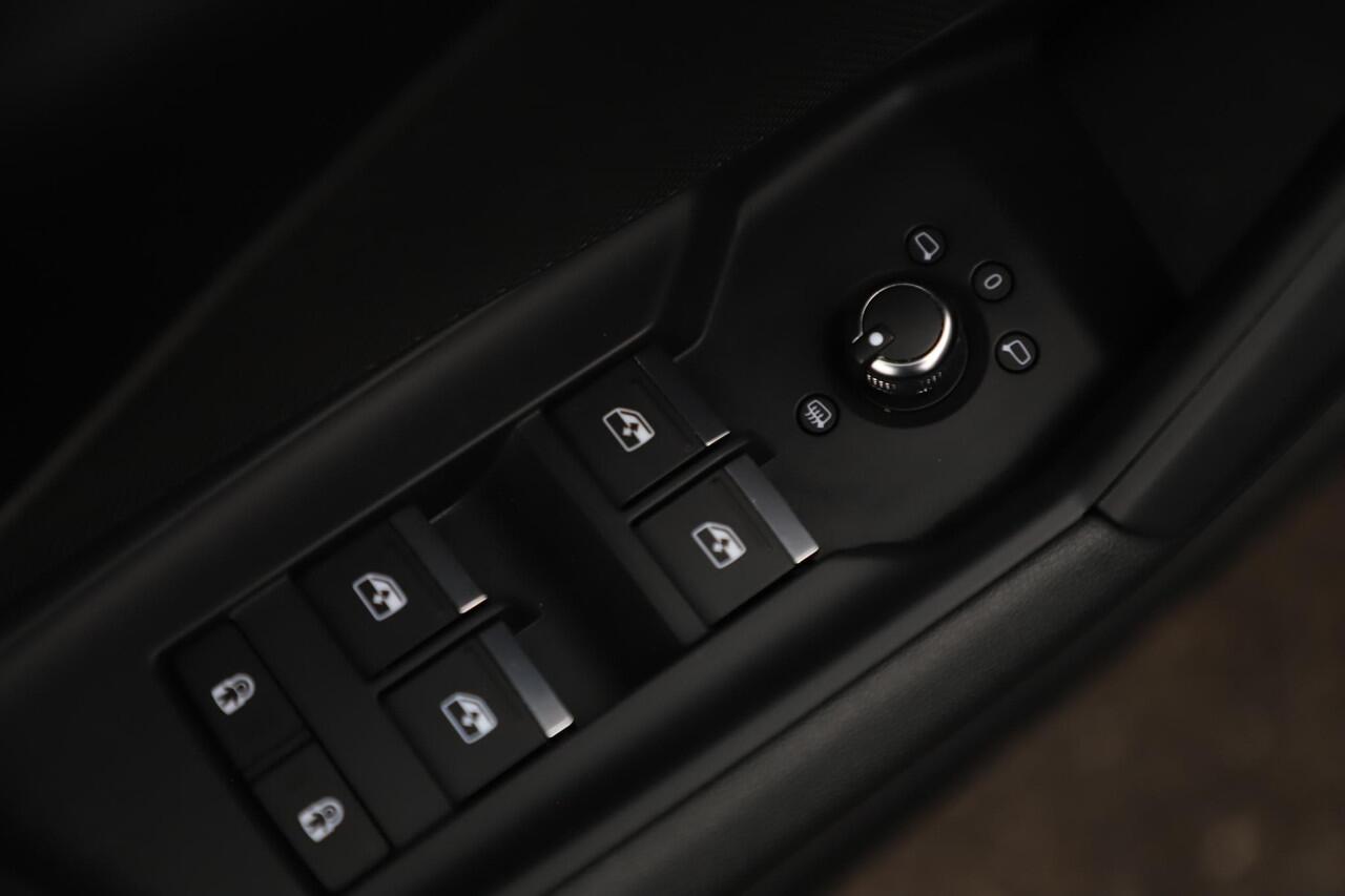 Audi A3 SPORTBACK 30 TFSI Advanced edition Automaat Leder Sportstoelen Stoelverwarming Virtual Navigatie Clima Cruise 17 inch LMV Full LED Lane Assist