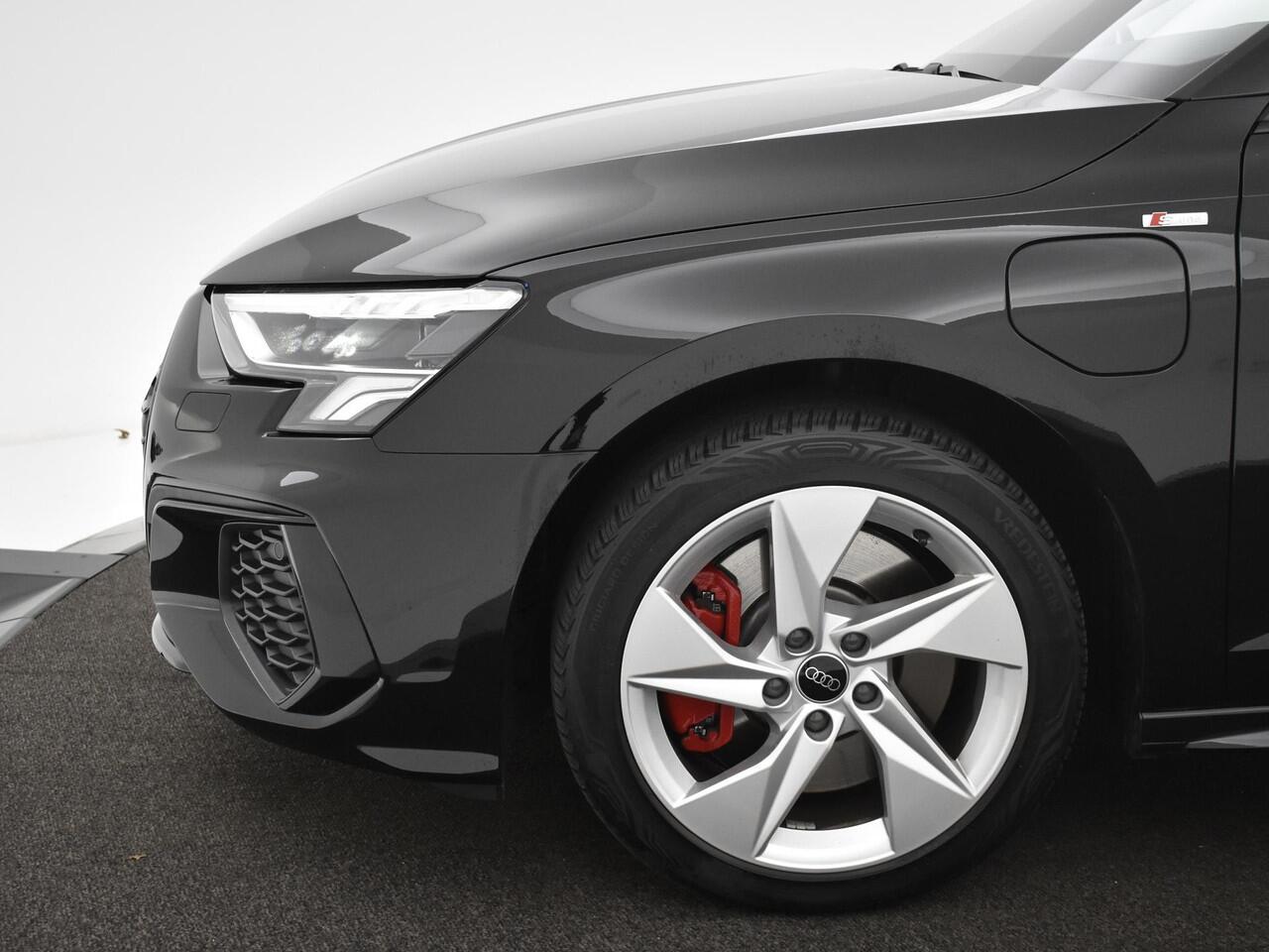 Audi A3 SPORTBACK 45 TFSIe 245pk S-Tronic S Edition Competition · Apple/Android Car Play · Navi · P-Sensoren · Stoelverwarming · Trekhaak · 17'' Inch · Garantie t/m 05-01-2028 of 100.000km