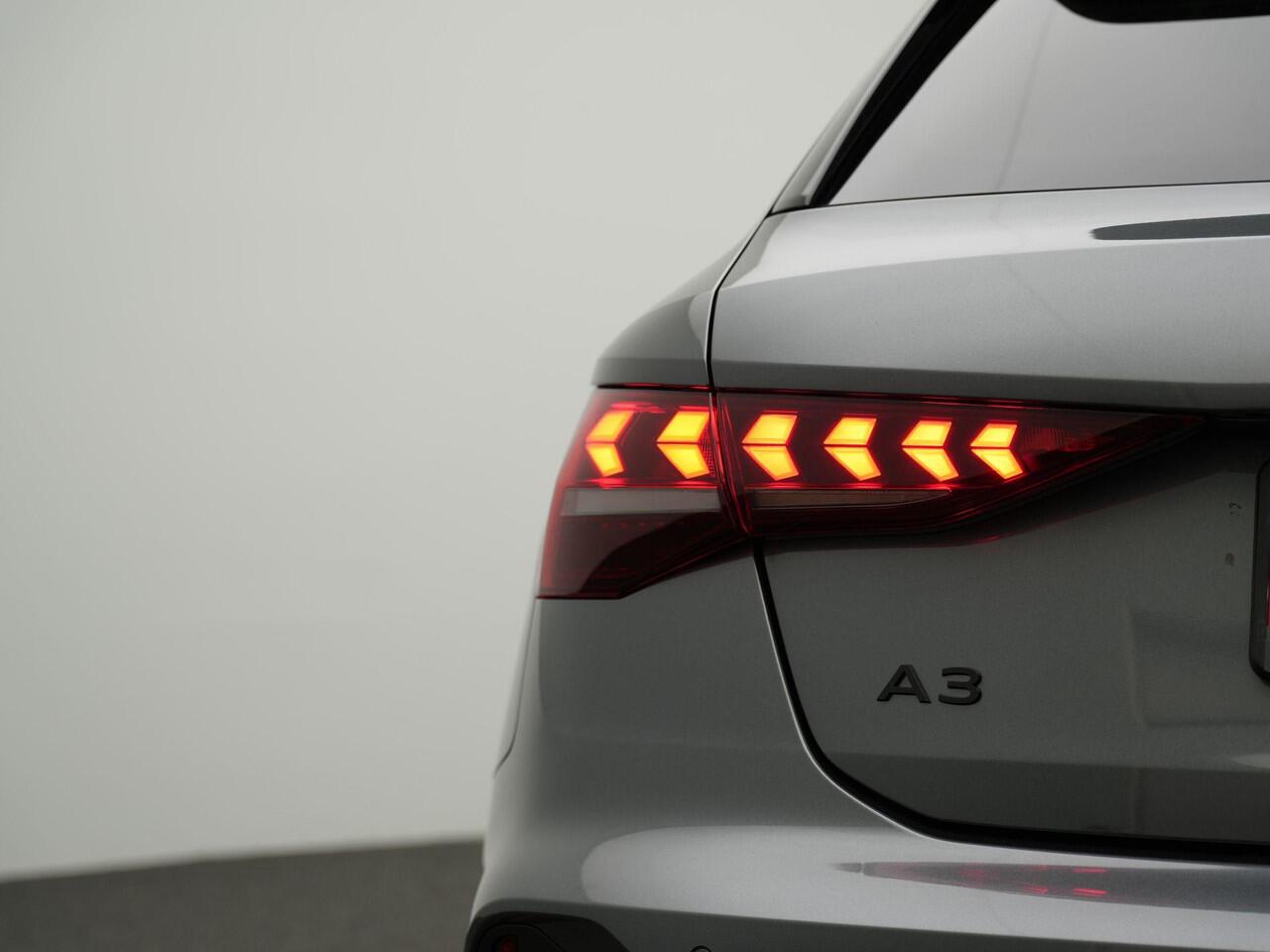 Audi A3 SPORTBACK 45 TFSI e 272 pk S-tronic S-Line | Elektr. verstelbare stoel | Achteruitrijcamera | Stoelverwarming | Adaptive Cruise | Navigatie