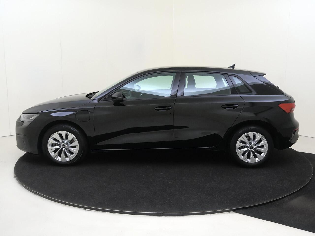 Audi A3 SPORTBACK 40 TFSI e Advanced edition | Parkeerassistent | Virtual cockpit Plus | Achteruitrijcamera | Stoelverwarming | Lederen bekleding | Navigatie Plus | CarPlay |