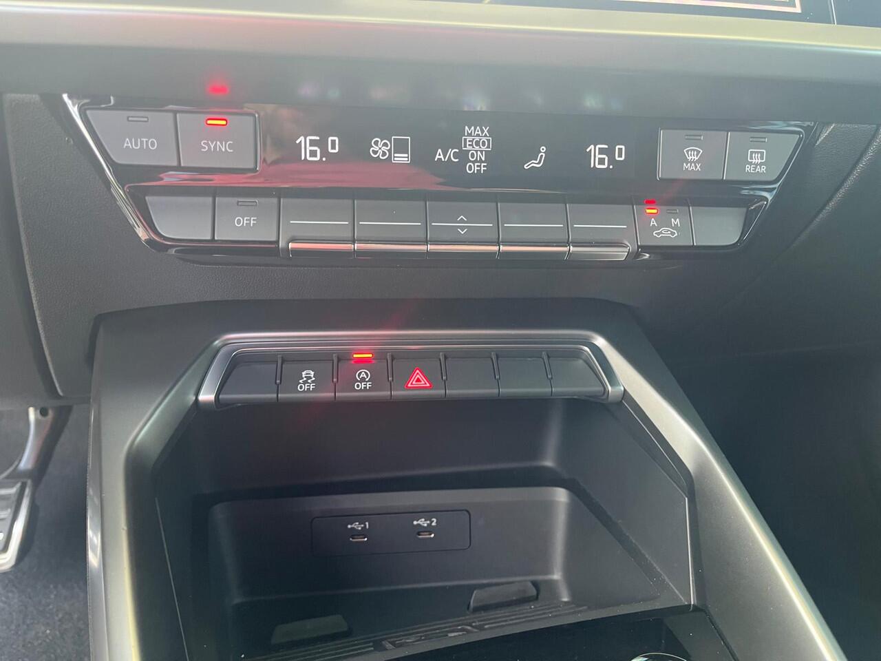 Audi A3 SPORTBACK 30 TFSI S edition / LED / S-Line Interieur & Exterieur / Navigatie / Camera / Donker Glas / 17" LMV