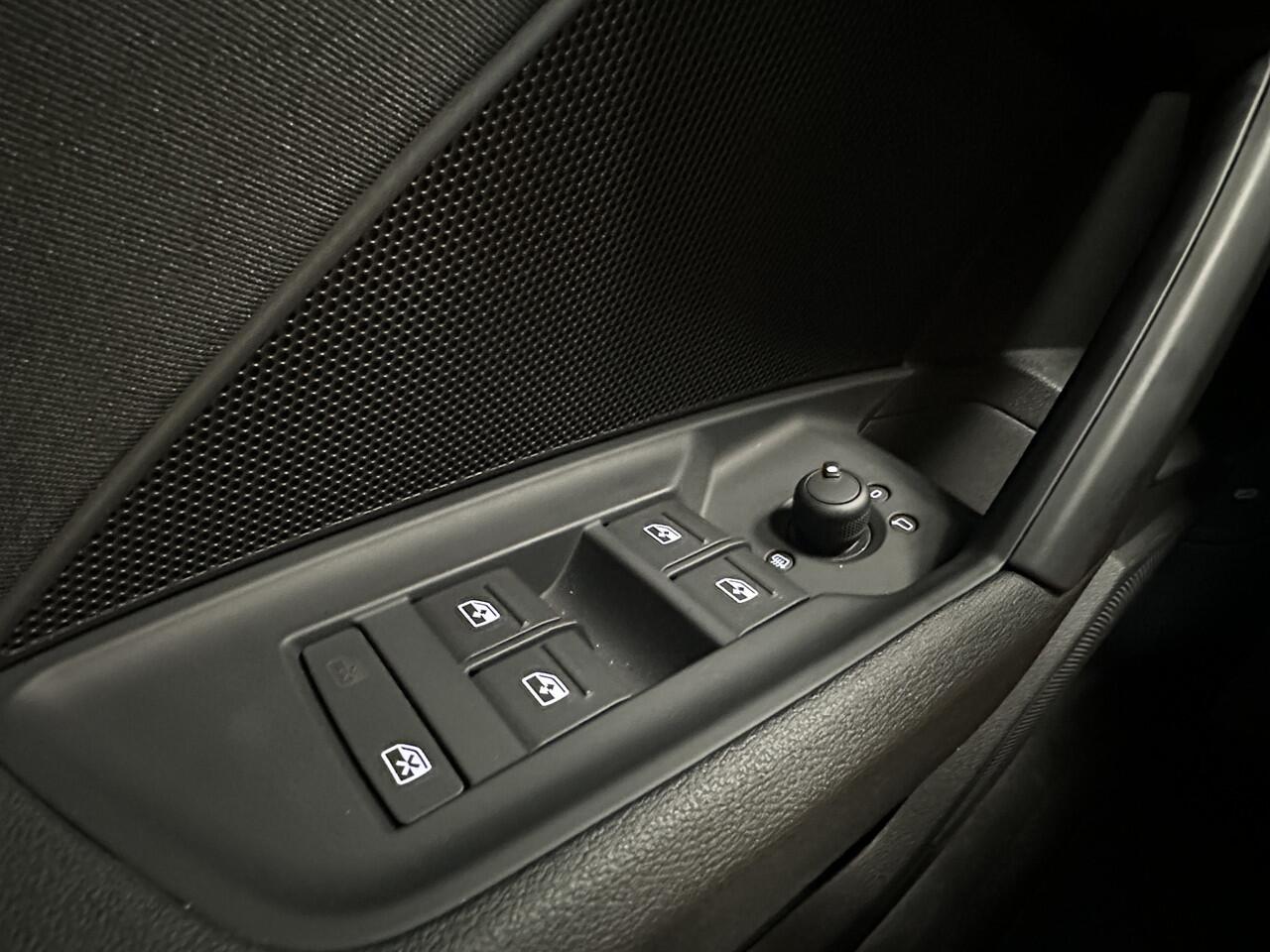 Audi A3 SPORTBACK 35 TFSI S edition S-line Full-led Navigatie CruiseControl 18LMV 24 maanden garantie mogelijk (*vraag naar de voorwaarden)