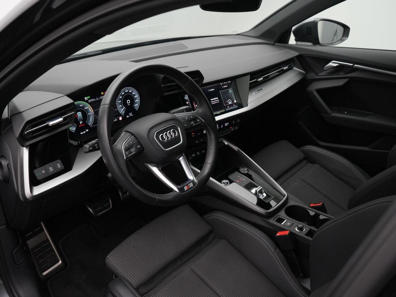 Audi A3 SPORTBACK 45 TFSI e 245 pk S-tronic S edition Competition / S-Line | Stoelverwarming | Navigatie | Parkeersensoren voor/achter | Adaptive Cruise