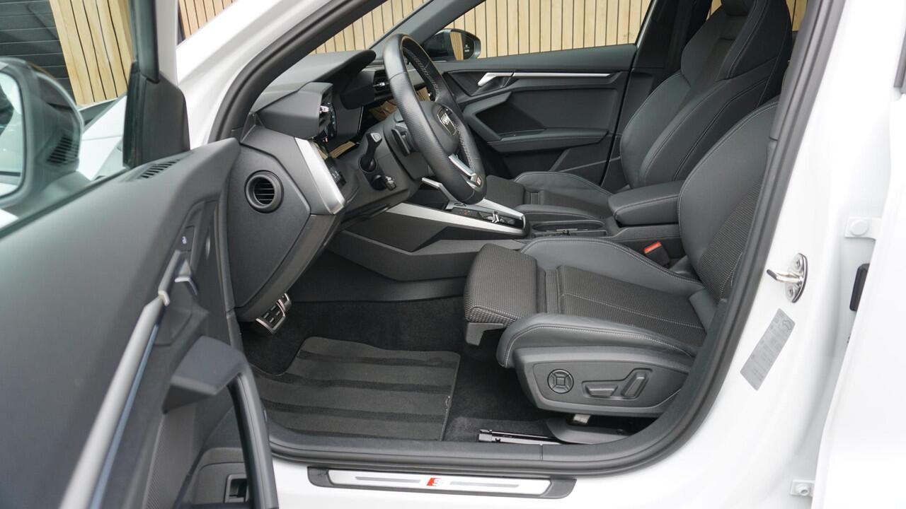 Audi A3 SPORTBACK 45 TFSI e 245pk 3x S-Line & Competition *Black Optik* Pano.Dak 19inch B&O Ambiance verlichting Virtual *Zeer Nette A3* 46010km!