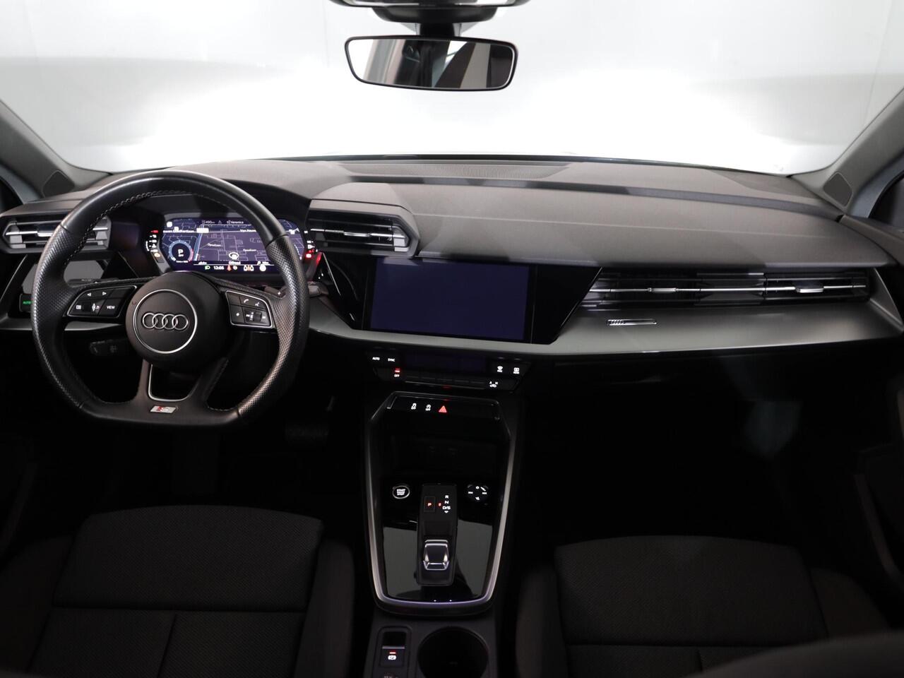 Audi A3 SPORTBACK 30 TFSI Attitude 110 pk S-tronic | Navigatie | Parkeersensoren achter | Autom. airco | Apple Carplay/Android Auto | LED koplampen |