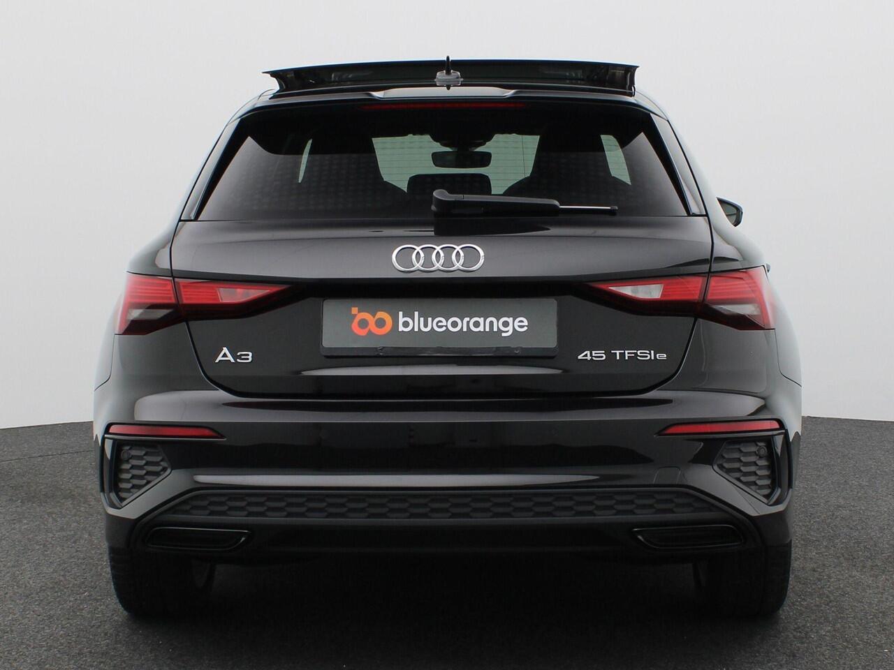 Audi A3 SPORTBACK 45 TFSI e S edition Competition 245PK S-tronic Pano-Schuifdak, Keyless, Stoelverwarming, Cruise Control, Lane Assist, Apple Carplay/Android Auto, Parkeersensoren voor en achter, 17" LM Velgen