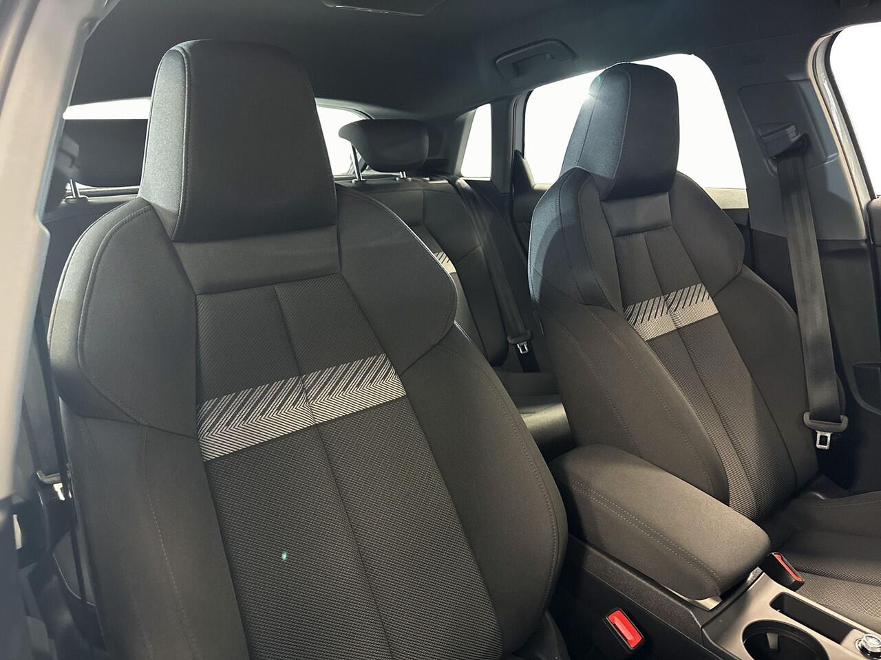 Audi A3 SPORTBACK 35 150pk TFSI S edition Sportstoelen zwarte stof | Achteruitrijcamera | Stoelverwarming voorin