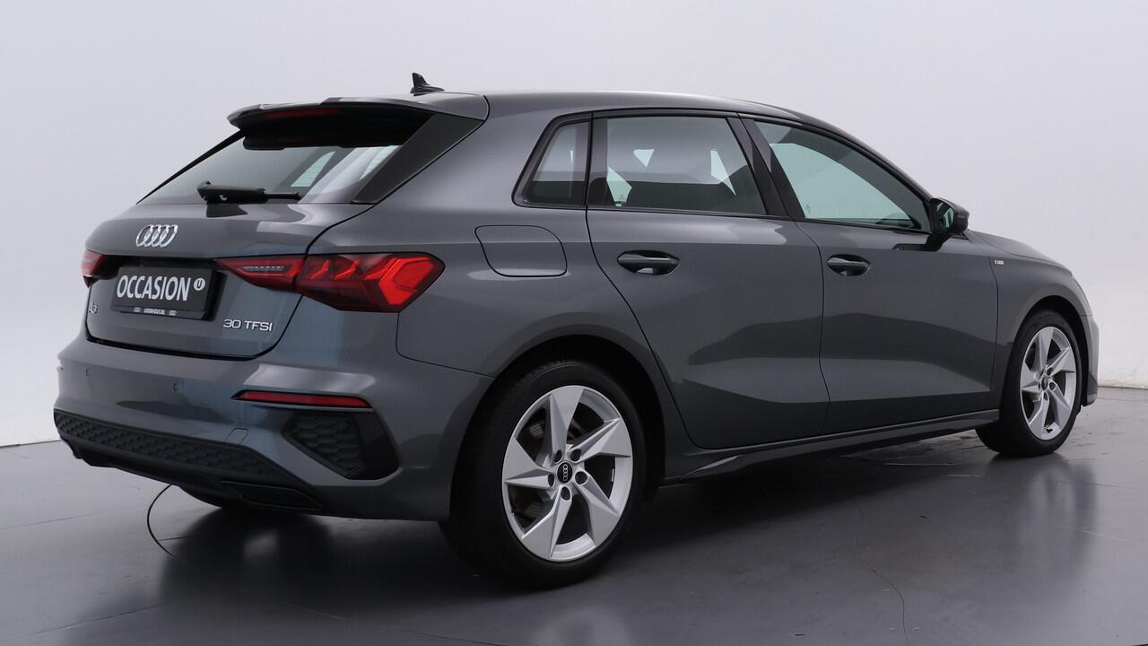 Audi A3 SPORTBACK 30 TFSI S edition | Zwart Optiek | 17" LMV | Phone box | PDC |