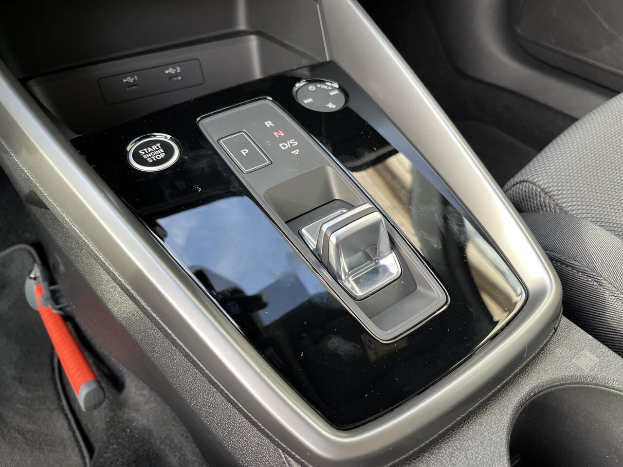 Audi A3 SPORTBACK 30 TFSI Advanced edition / AUTOMAAT/ SMARTPHONE INTERFACE/ GARANTIE TM 10-2027/ PARK. SENSOREN/ FULL-LED/ ADAPT-CRUISE/ NAVI/ CLIMA/ 17" LMV/ DIGITAAL DASHBOARD