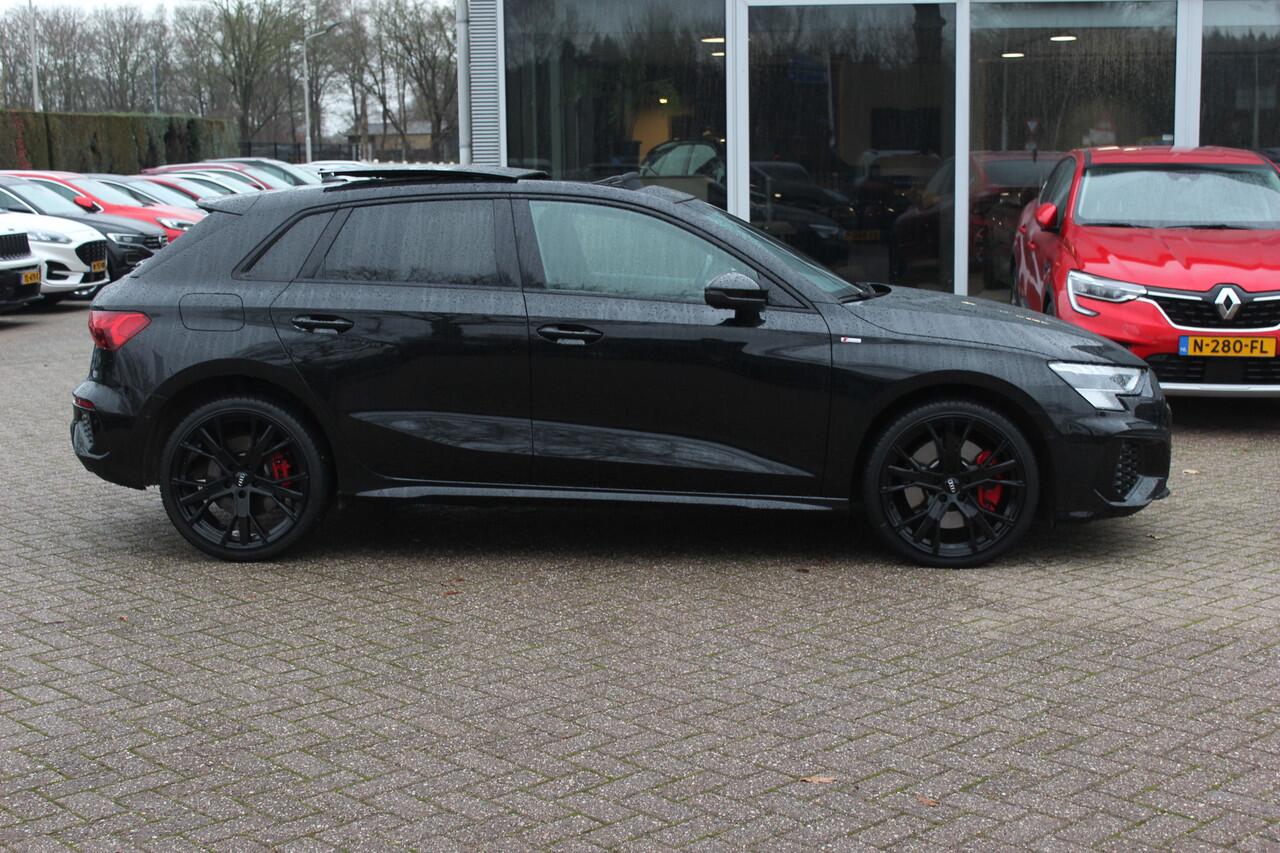 Audi A3 SPORTBACK 45 TFSI e S edition Competition / Trekhaak / Panoramadak / CarPlay / Matrix LED / Keyless / Parkeerhulp V+A / 18'' / Half leder / Navigatie / DAB / Dodehoek / Stoelverwarming / ACC