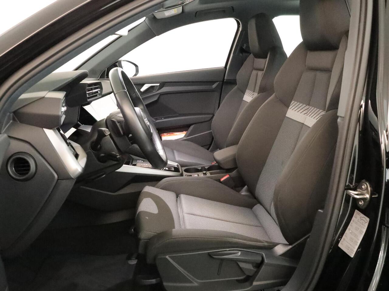 Audi A3 SPORTBACK 40 TFSI e Advanced edition 204 pk S-tronic | SOH 99% | Navigatie | Panoramadak | Parkeersensoren (Park assist) | Achteruitrijcamera | Stoelverwarming | S-Line exterieur |