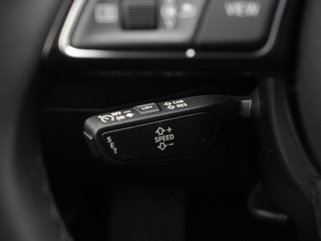 Audi A3 SPORTBACK 45 TFSI e 245 pk S-tronic S edition Competition | LED koplampen | Trekhaak | Stoelverwarming | Sportstoelen | Standkachel | Remklauwen rood | 18 inch