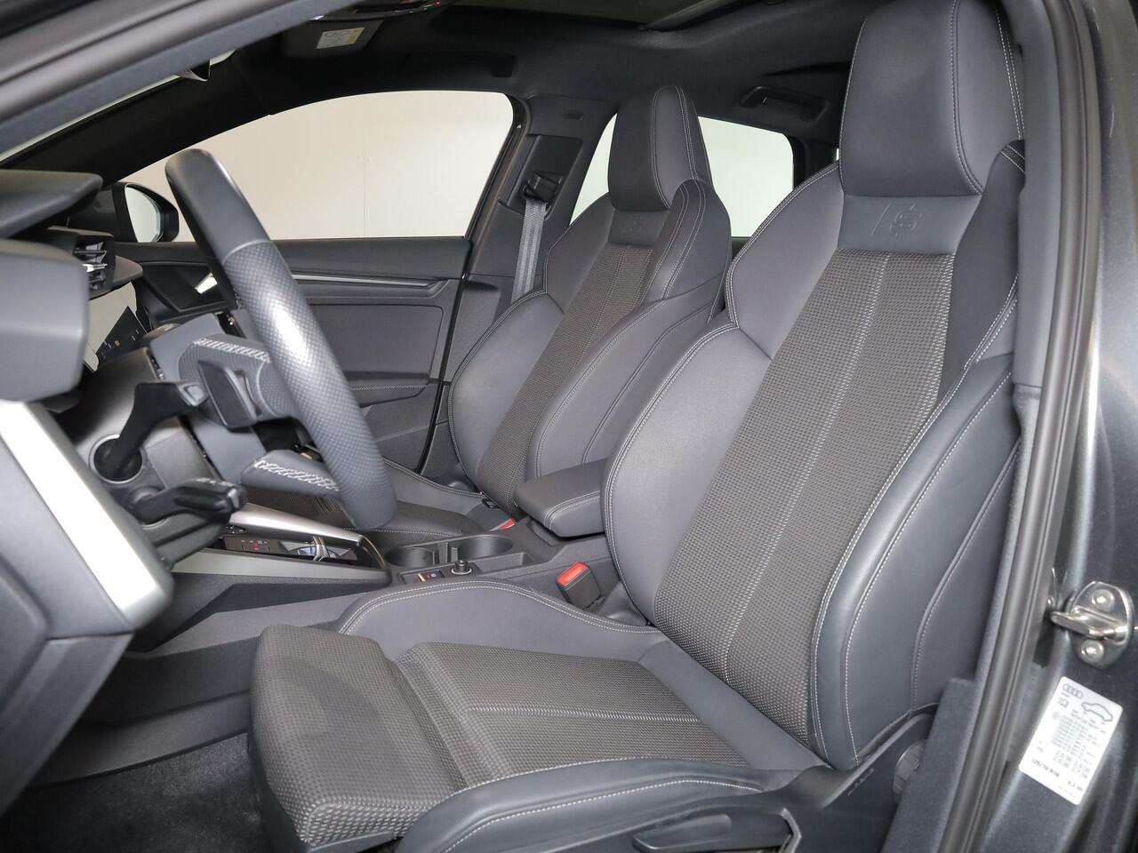 Audi A3 SPORTBACK 30 TFSI S edition 110 pk S-tronic | Navigatie | Panoramadak | Parkeersensoren (Park assist) | S-Line |