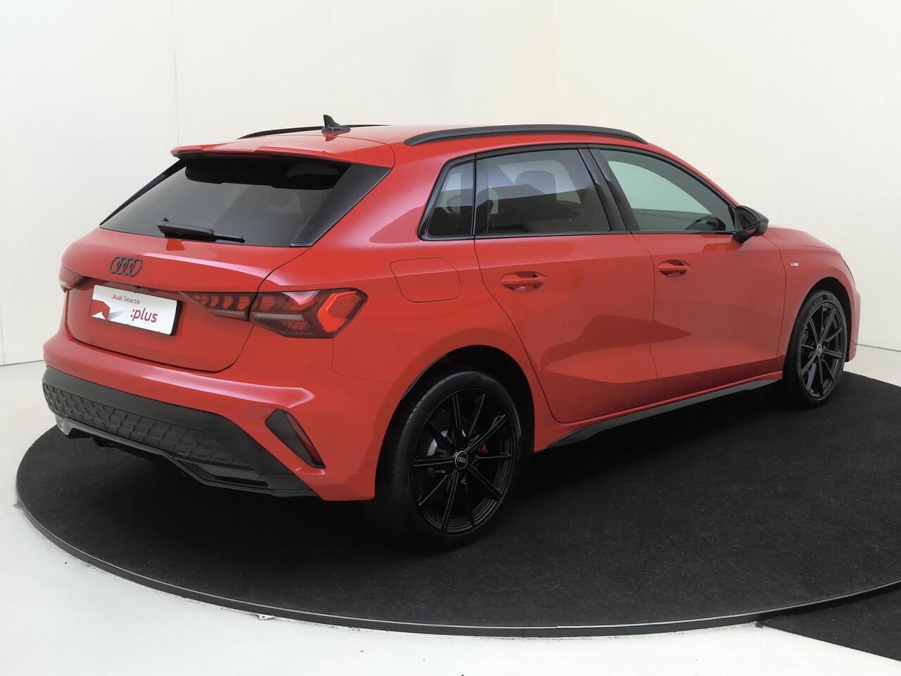 Audi A3 SPORTBACK 45 TFSI e S edition Competition | Trekhaak | Parkeerassistent | Achteruitrijcamera | Sportstoelen | Lederen bekleding 'Valcona' | Dodehoek detectie | Keyless | LED matrix verlichting |