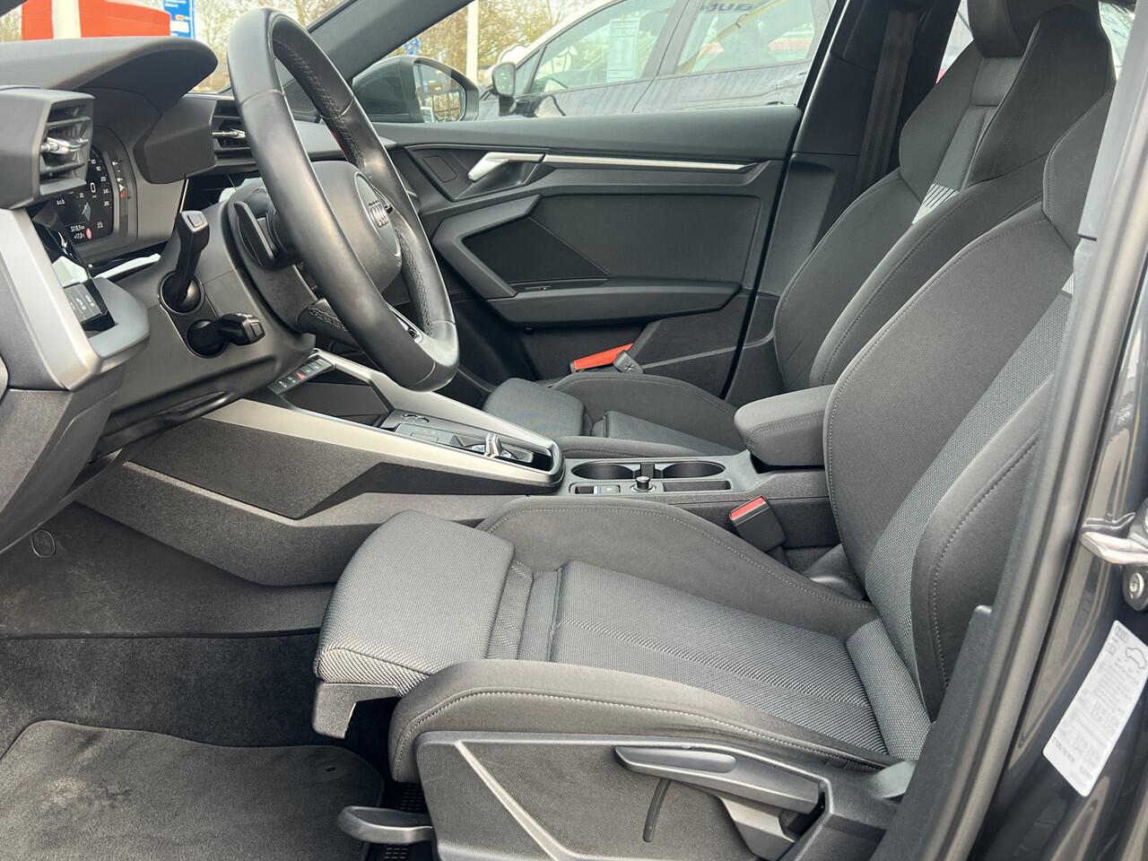 Audi A3 SPORTBACK 35 TFSI 150 pk Automaat Business Edition Navi Camera Sportstoelen Stoelverwarming Parkeersensoren v+a Led Koplampen Carplay Mild Hybride NL Auto 1e Eigenaar