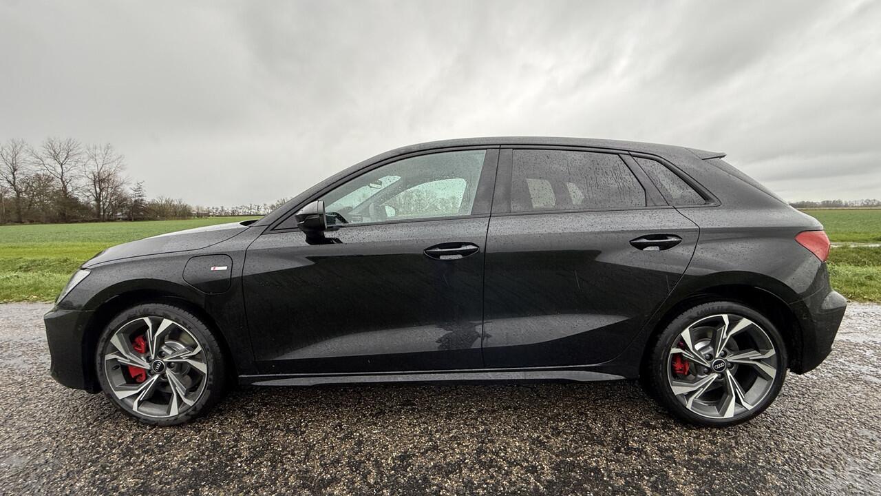 Audi A3 SPORTBACK 45 TFSI e plug in hybride S line, 200 KW/272 PK(!) DEMO S Line, Comfort pakket, Automaat, 18", Panorama, Clima, Black pareleffect