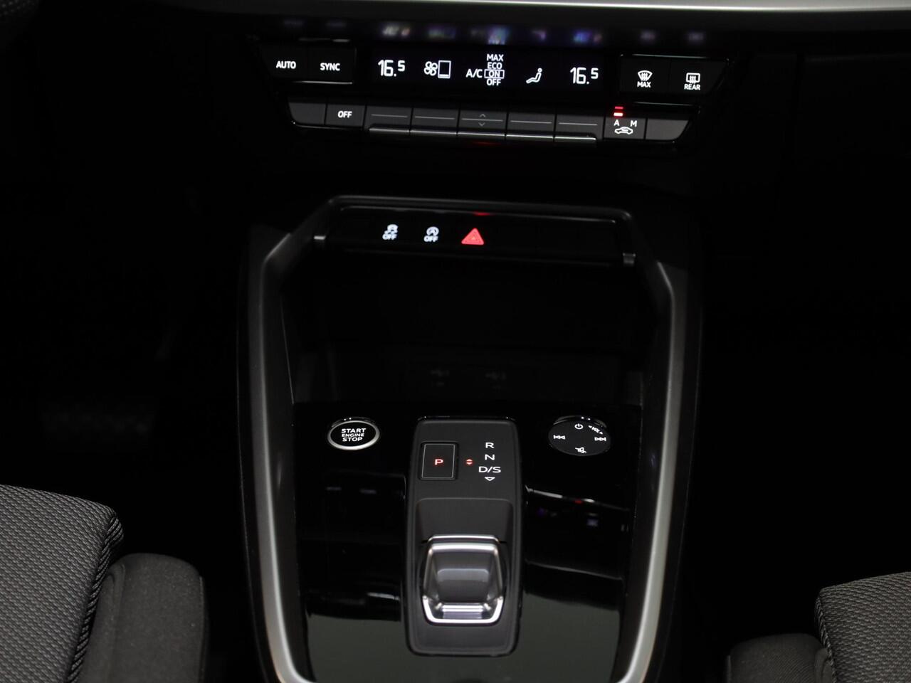 Audi A3 SPORTBACK 30 TFSI Attitude 110 pk S-tronic | Navigatie | Parkeersensoren achter | Autom. airco | Apple Carplay/Android Auto | LED koplampen |
