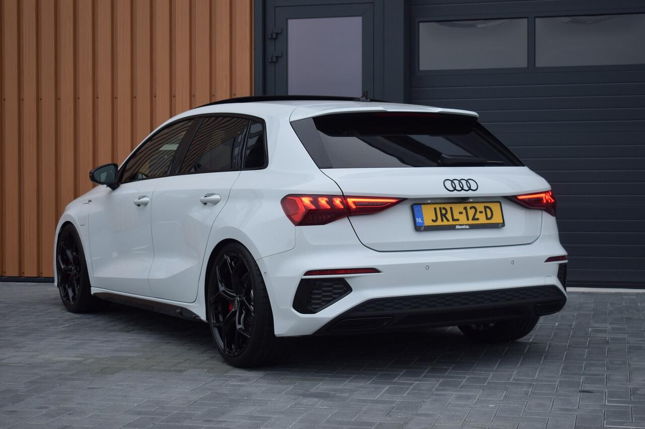 Audi A3 SPORTBACK 45 TFSI e S-line Competition | RS stoelen | Pano | 19"