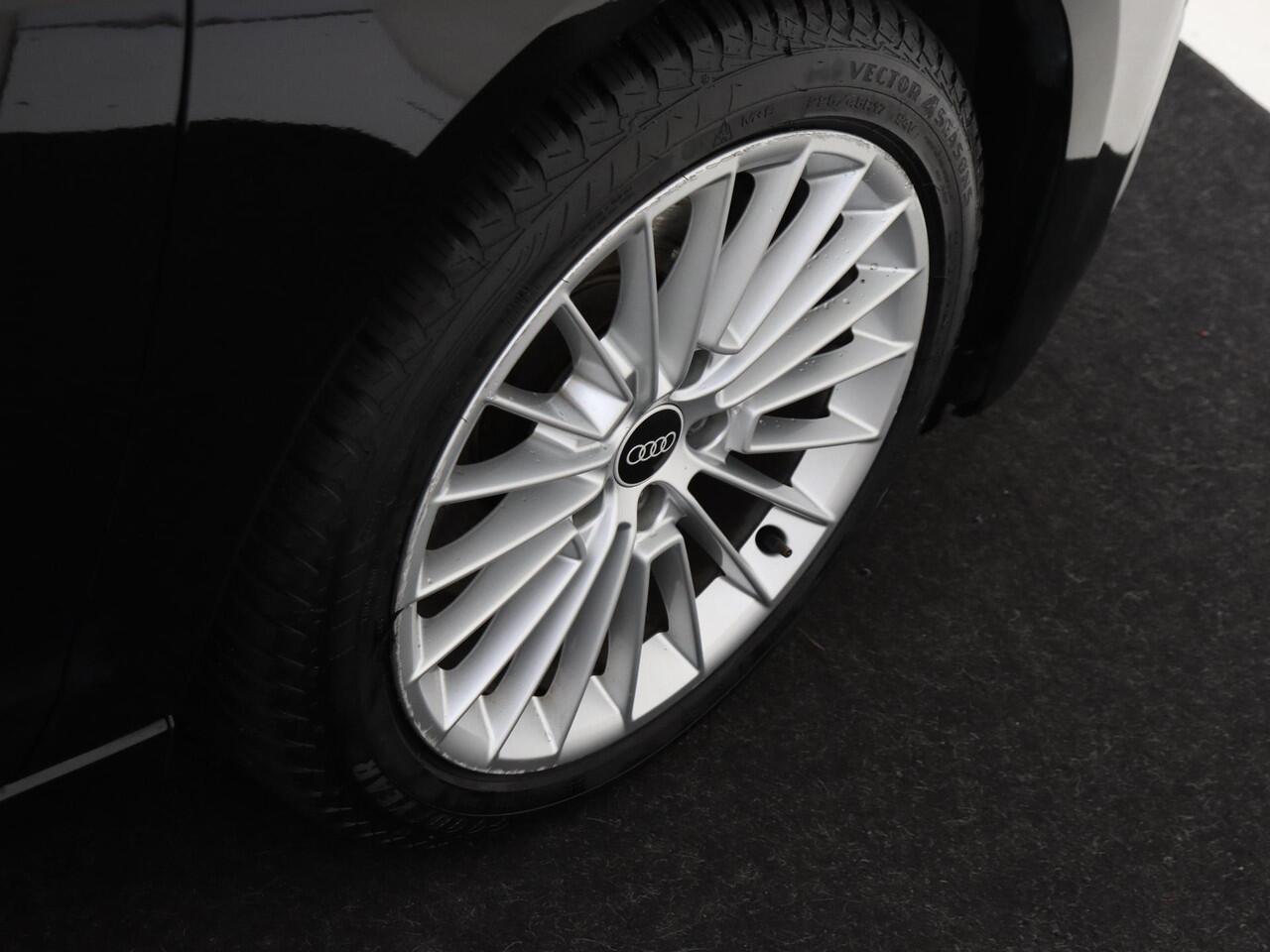 Audi A3 SPORTBACK 40 TFSI e Edition | Parkeersensoren achter | Keyless | Stoelverwarming | Cruise control | CarPlay | Electronic climate control | Navigatie |