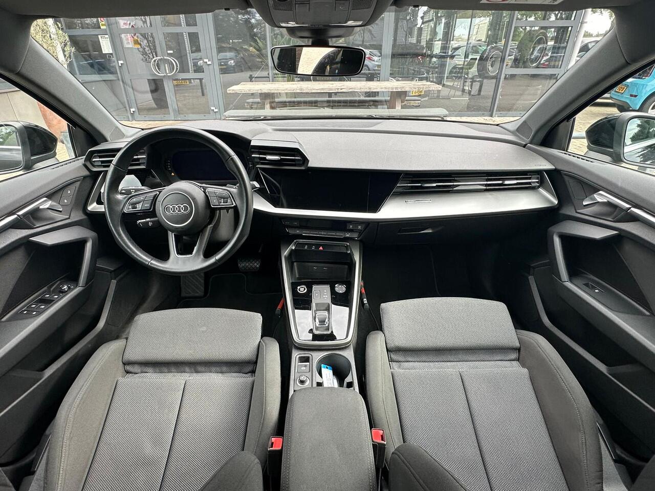 Audi A3 SPORTBACK 30 TFSI Business edition Automaat/VTcockpit/Trekhaak/Led/Cruise/PDC
