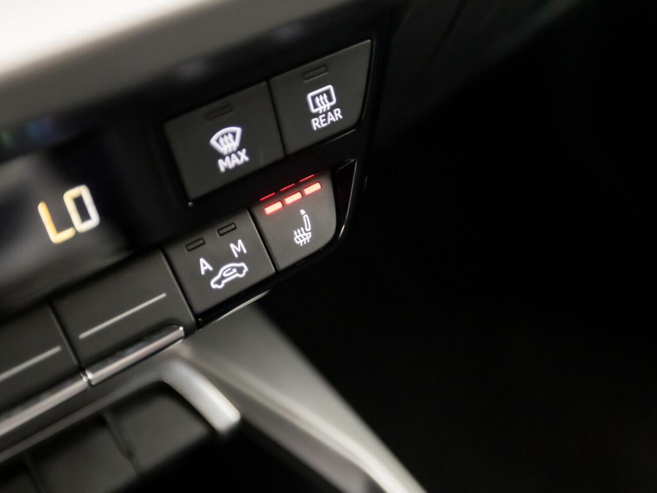 Audi A3 SPORTBACK 30 TFSI S-Line Sport Automaat (2X S-LINE, APPLE CARPLAY, GROOT NAVI, LEDER, STOELVERWARMING, SPORTSTOELEN, GETINT GLAS, ADAPTIVE CRUISE, KEYLESS, NIEUWSTAAT)