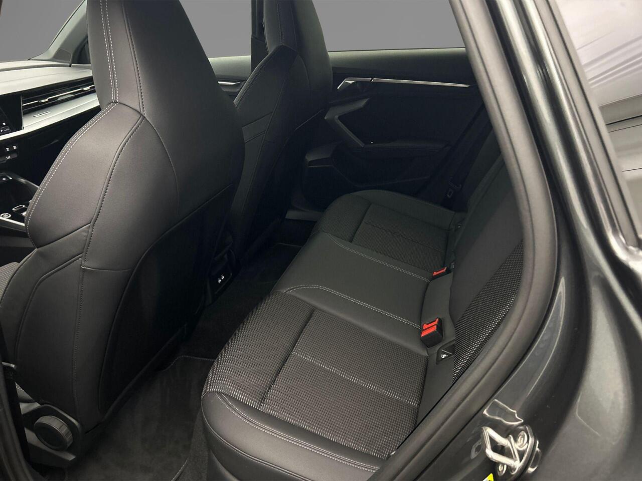 Audi A3 SPORTBACK 30 TFSI 110PK S edition | Led | Adaptive-Cruise | Achterruitrijcamera | Privacy-Glass | All-Season | Smartphone-Interface |