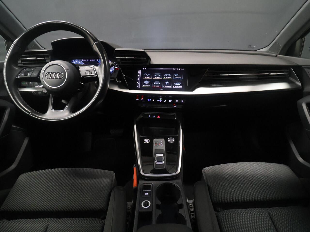 Audi A3 SPORTBACK 30 TFSI Sport [PANORAMADAK, APPLE CARPLAY, VERKEERSBORDDETECTIE, DIGITAL DASHBOARD,NIEUWSTAAT]