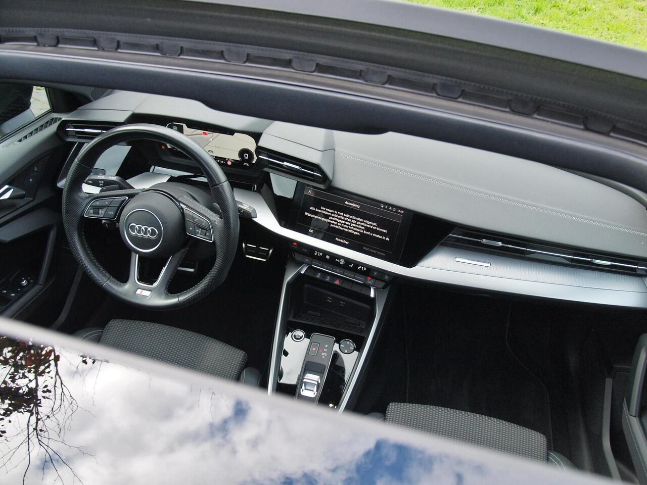 Audi A3 SPORTBACK 35 TFSI S edition | 2X S-Line | Schuifdak | 19 Inch | Black Optic | NL-Auto |