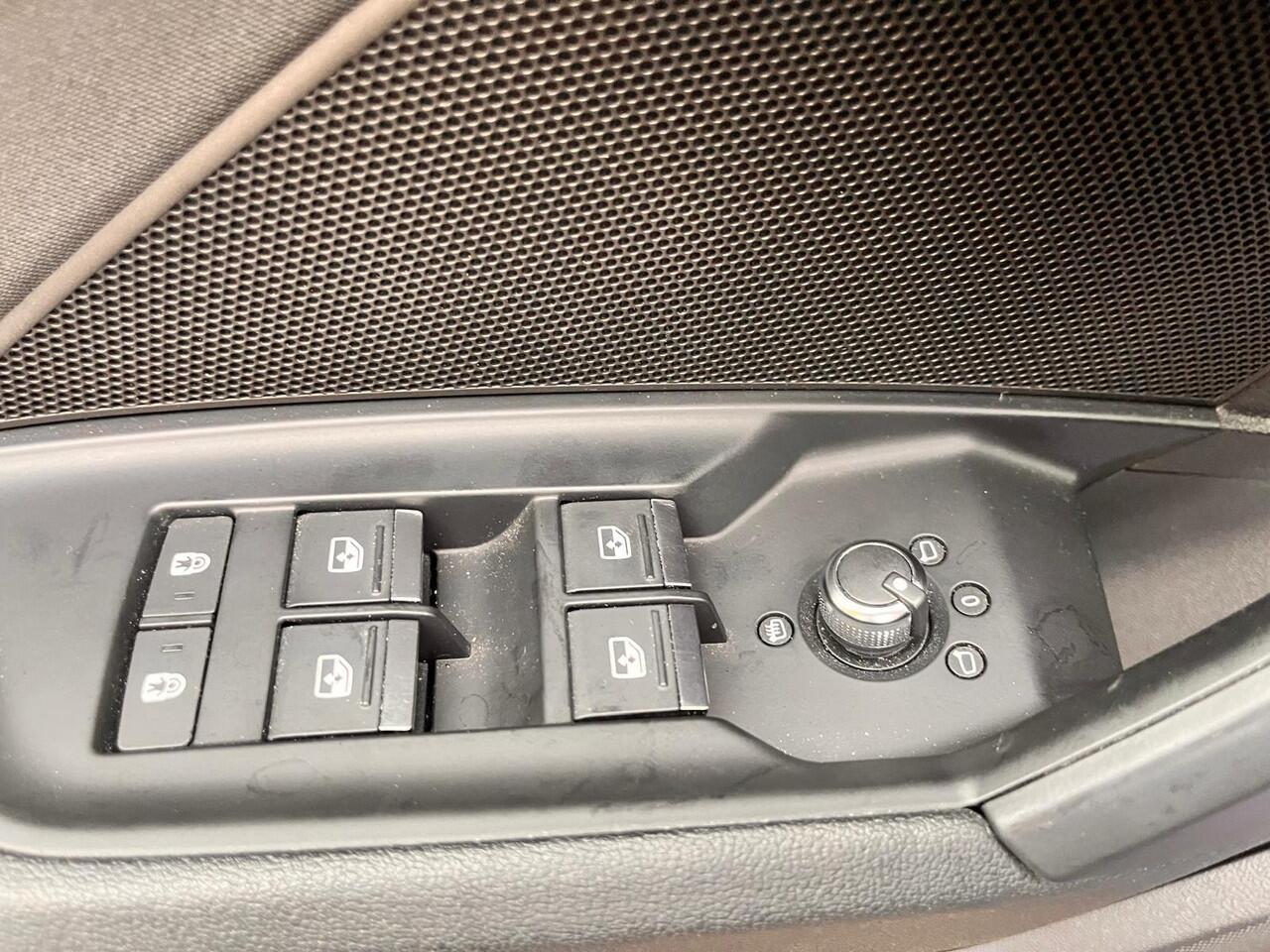 Audi A3 SPORTBACK 35 TFSI Business edition Alu wielen/Navi/Airco-Ecc