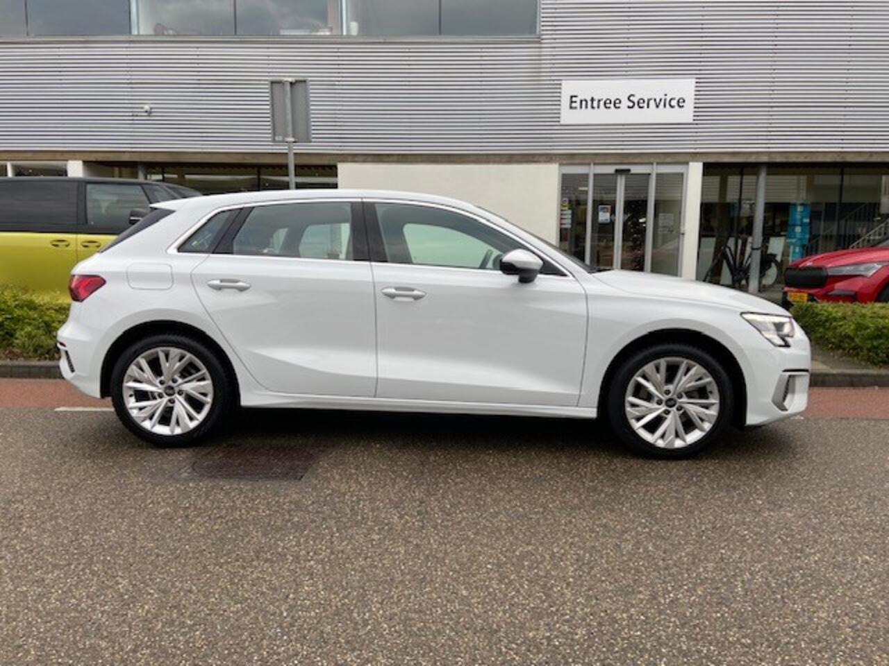 Audi A3 SPORTBACK 30 TFSI Advanced edition / Parkeerhulp achter / Navi / Cruise control