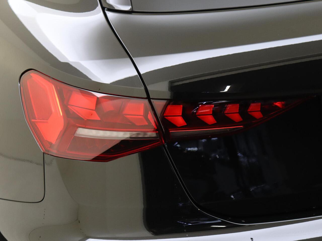 Audi A3 SPORTBACK 45 TFSI e S edition Competition | Panoramadak | Stoelverwarming | Sonos | Sfeerverlichting | Achteruitrijcamera | Keyless | Parkeerasisstent